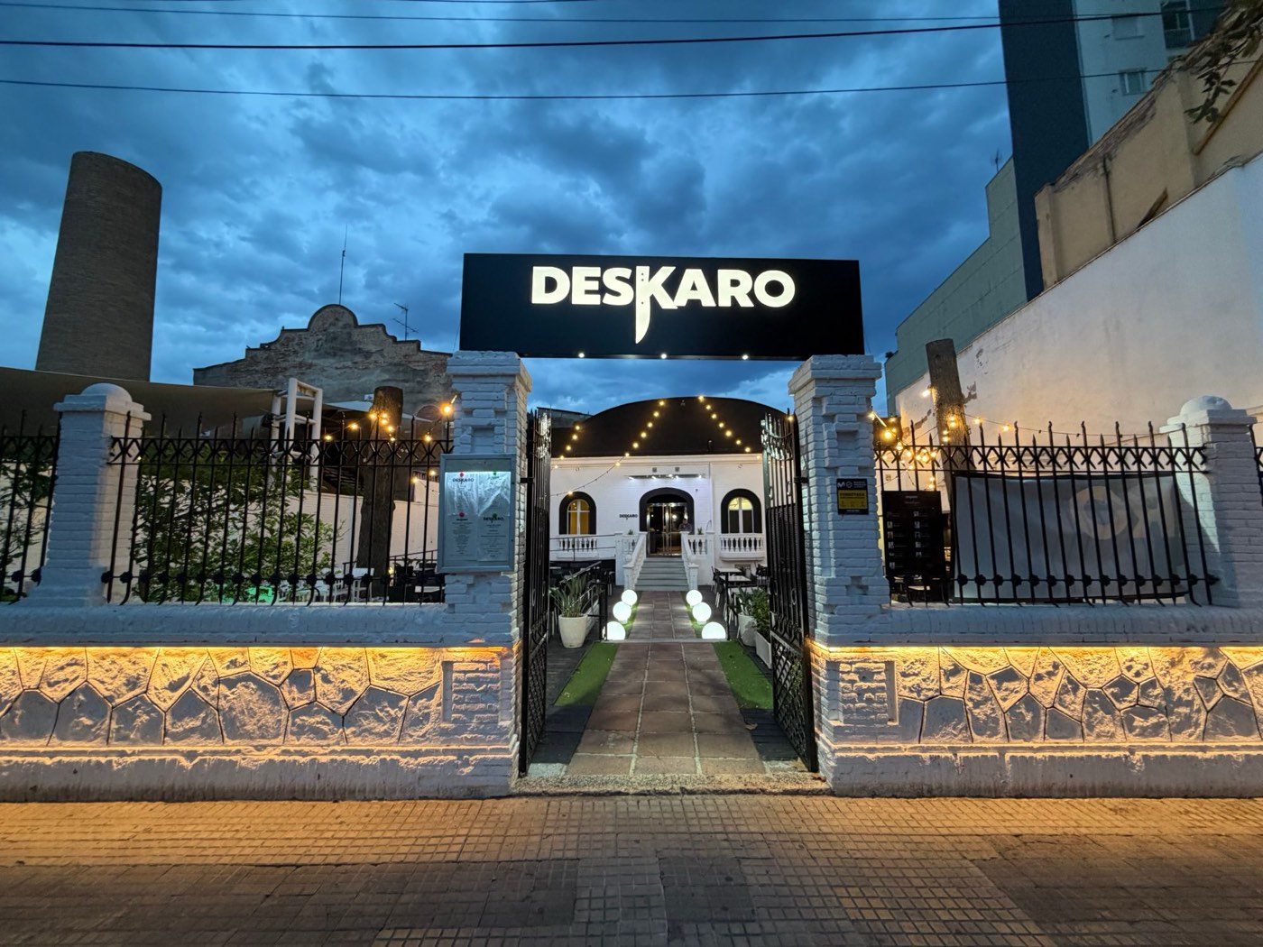 Entrada de DESKARO il·luminada al vespre