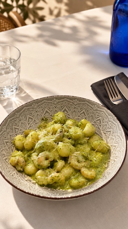 Gnocchi in pesto with prawns