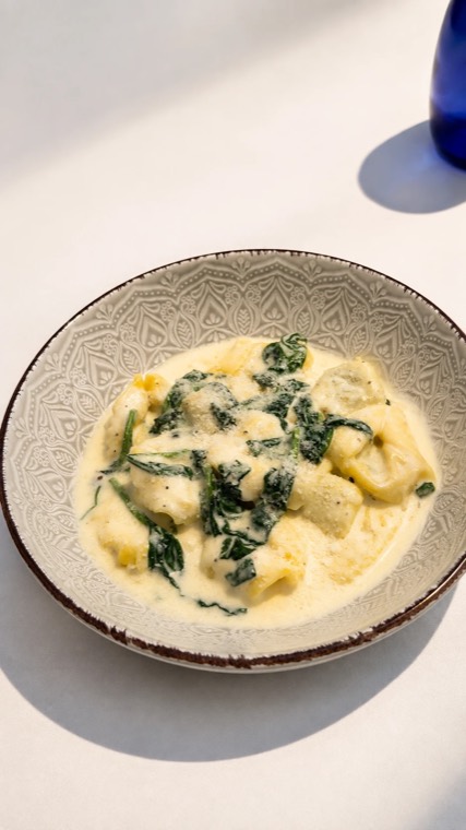 Tortellini with cream and spinach